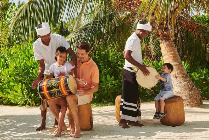 FAMILY WITH MALDIVIAN DRUMMERS