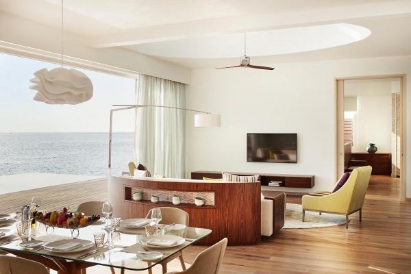 OVERWATER RESIDENCE ? Photo 2