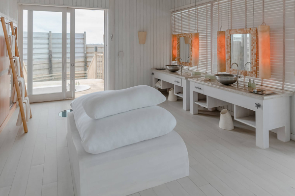 5 Bedroom Water Retreat with Slide - Photo 4